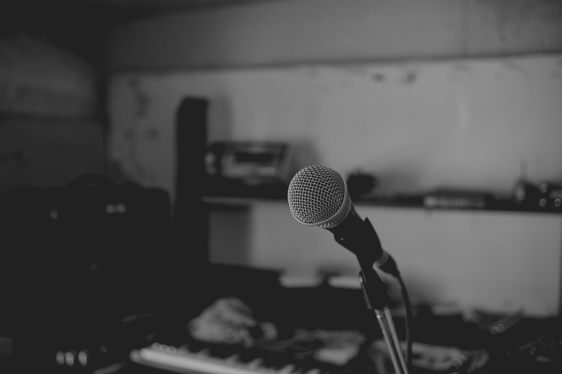 a black and white photo of a microphone